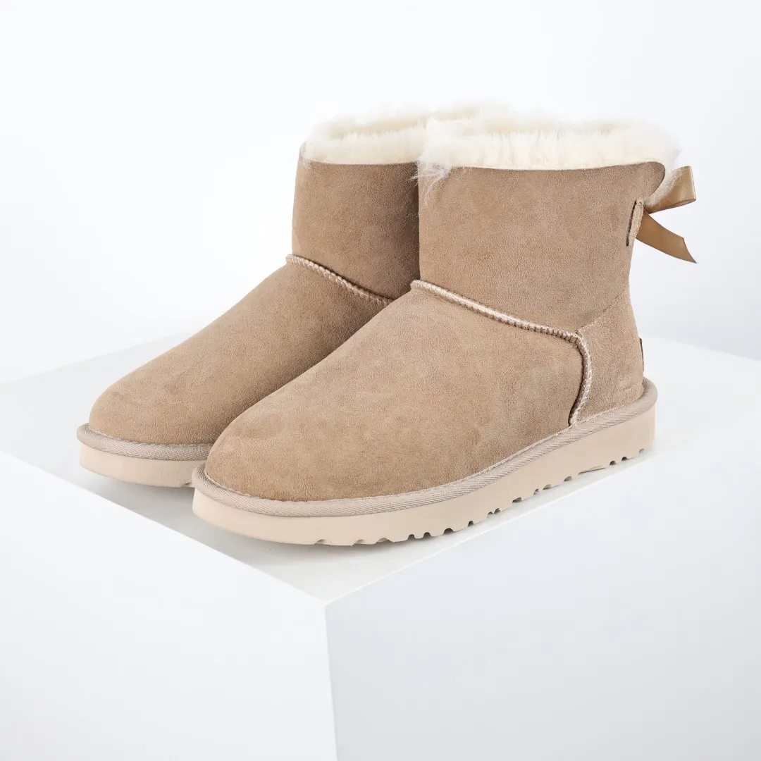 Pick up locally 💰600 Core recommended good price Independently developed original outsole and cashmere insole to keep you warm in winter and suitable for home use. In the new year, uug launched a style series, which is partially geared towards the preferences of young consumers and has also moved to the forefront of fashion trends. Shoe body material Water-repellent coated suede upper 17 mm UGGPURE™ implanted wool insole Lightweight non-slip comfortable rubber outsole With brand LOGO trademark Comes with a full set of packaging Size: 35 36 37 38 39 40